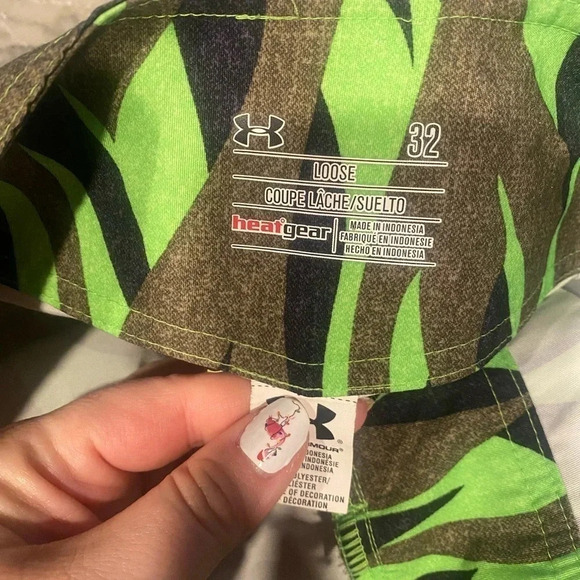 UNDER ARMOUR HEATGEAR LOOSE FIT GREEN CAMO SHORTS MEN'S SIZE 32 Swim Board - Picture 3 of 5
